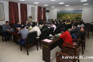 知名专家与教师代表座谈会现场